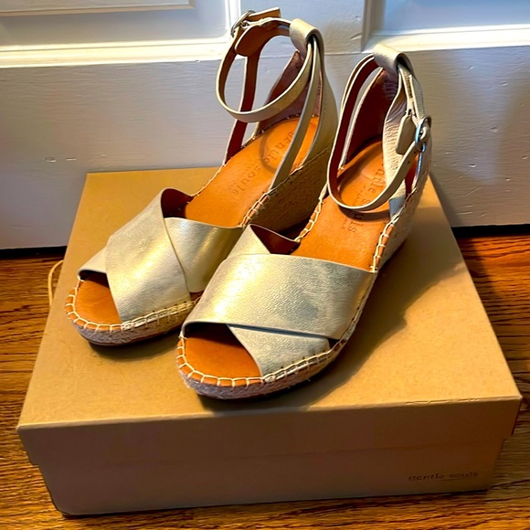 gentle souls Shoes - Gorgeous NEW Gentle Souls metallic espadrille platform sandals 7.5 💋